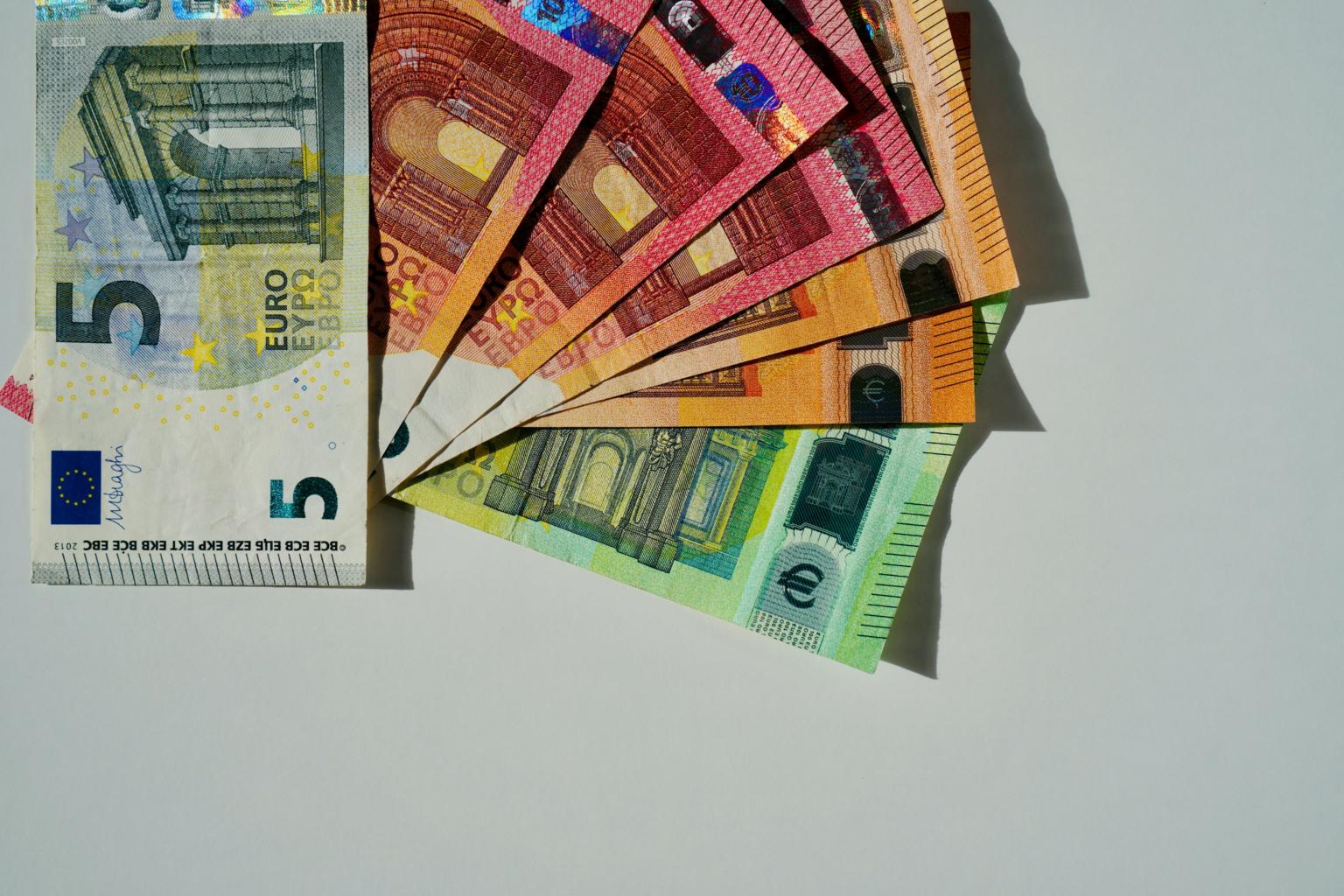 Euros (c) Foto von John Vid auf Unsplash