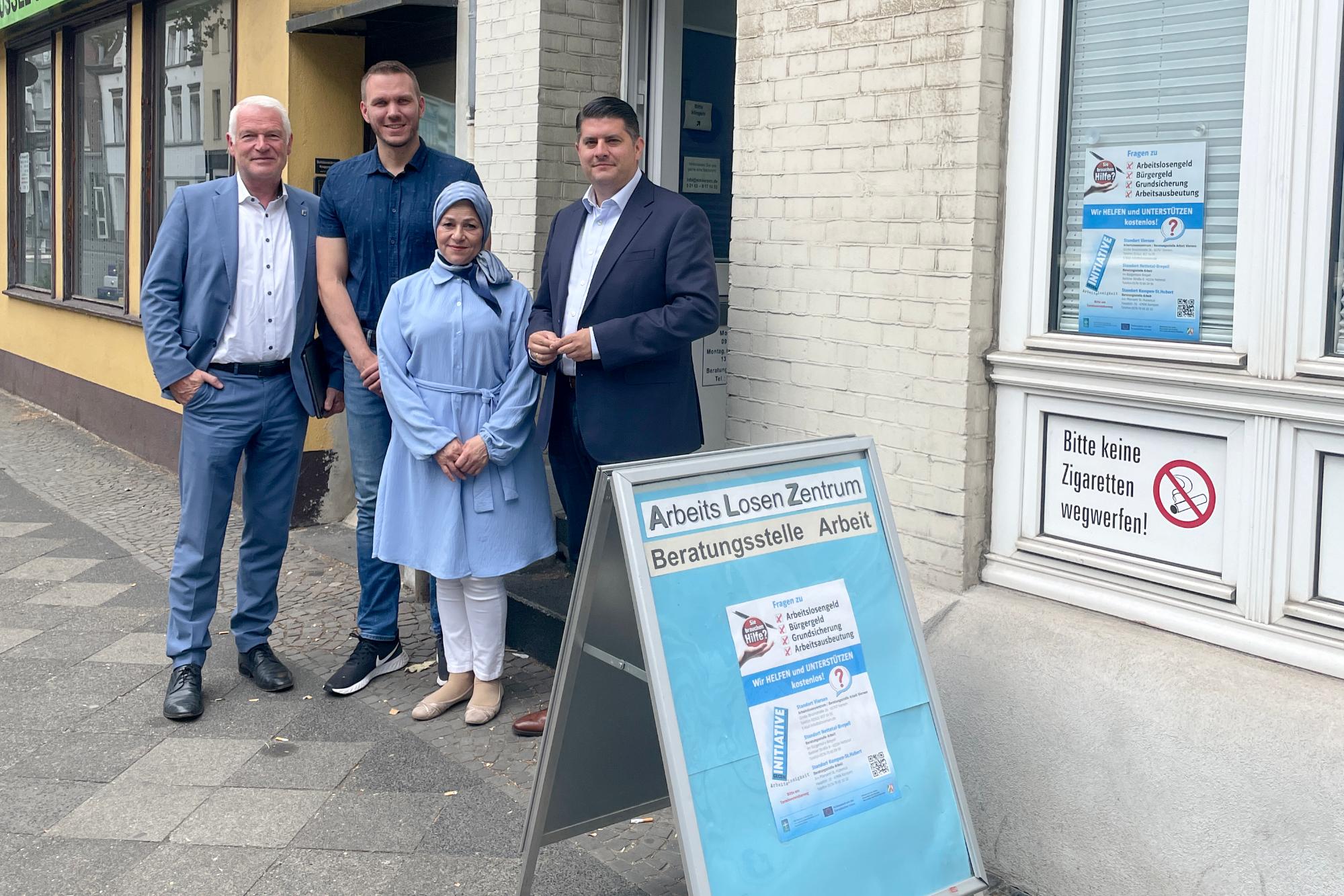 Christoph Dellmans, Bennet Gielen, Julian Kroll und Nimet Said vor der Beratungsstelle.